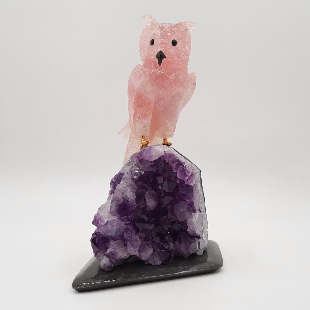 Скульптура "Сова", розовый кварц на аметистовой друзе, Бразилия