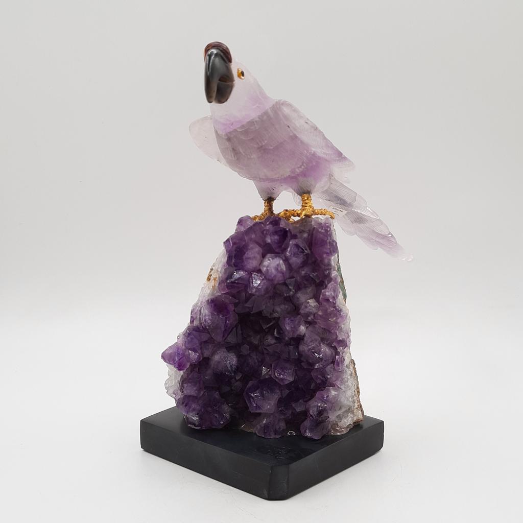 Скульптура "Попугай" на аметистовой друзе