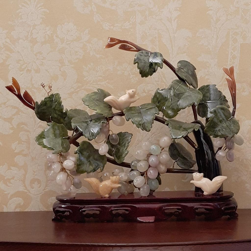 Композиция "Белочки и виноград", жадеит, серпентин, кальцит