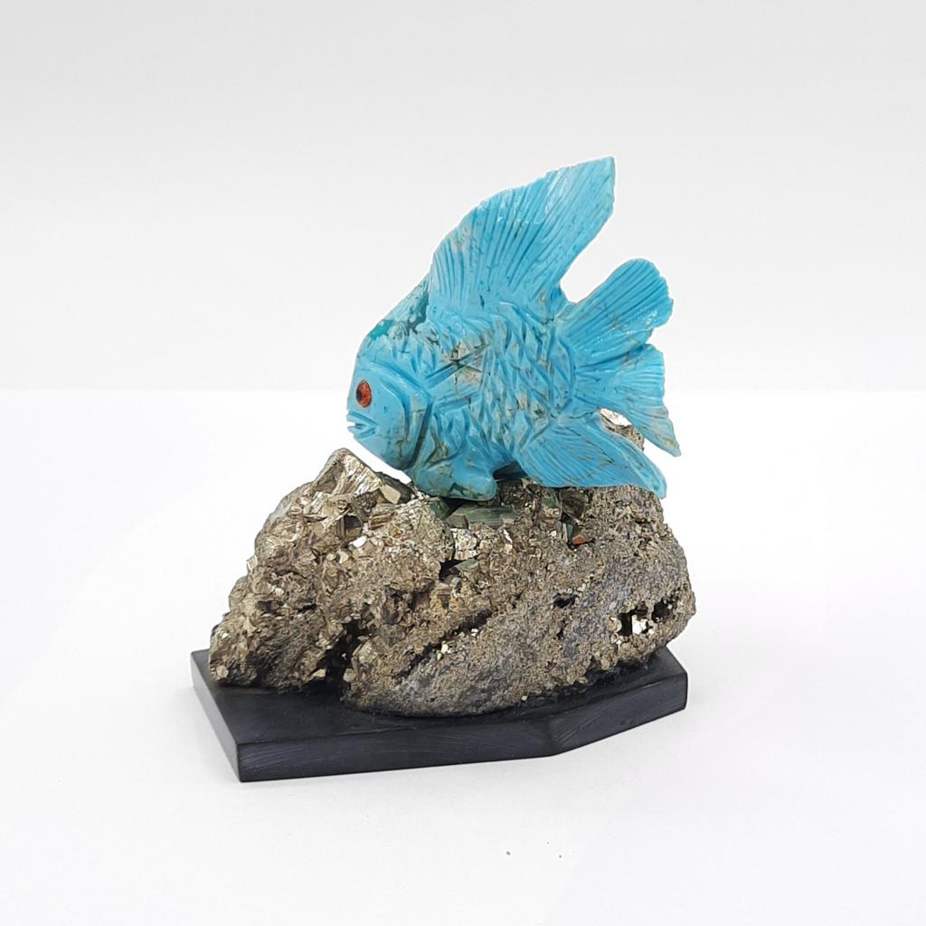 Скульптура "Рыбка", бирюза на друзе пирита, Перу
