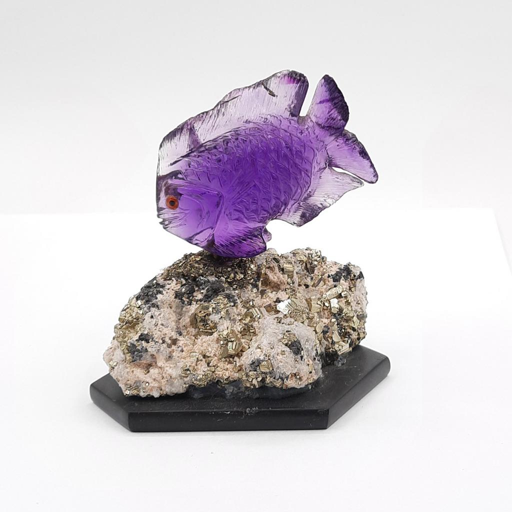 Скульптура "Рыбка", аметист на друзе пирита, Перу