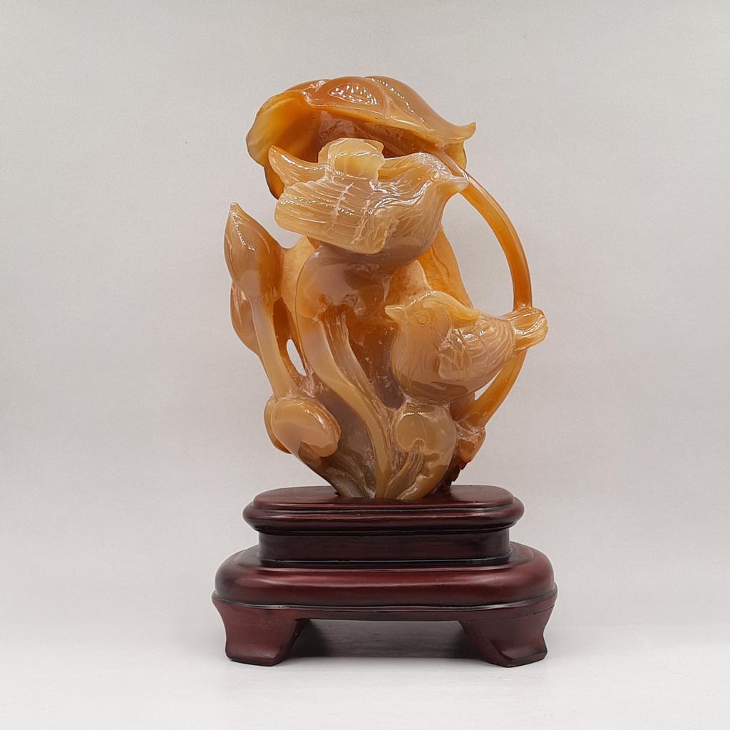 Скульптура "Утки-мандаринки на листьях лотоса", агат