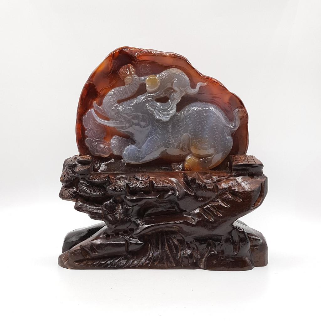 Скульптура "Слон и обезьяна", агат сердоликовый