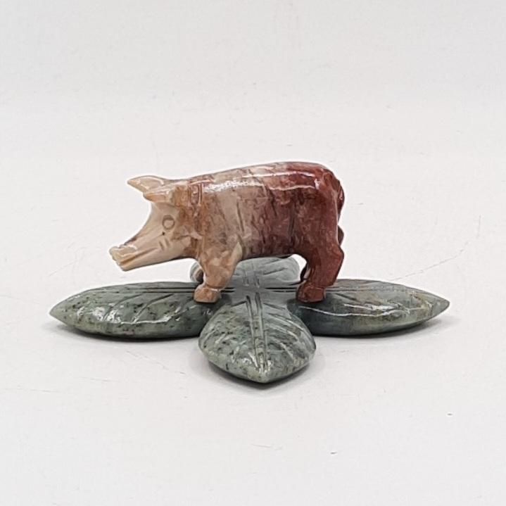 "Поросёнок на листочке", яшма, Перу