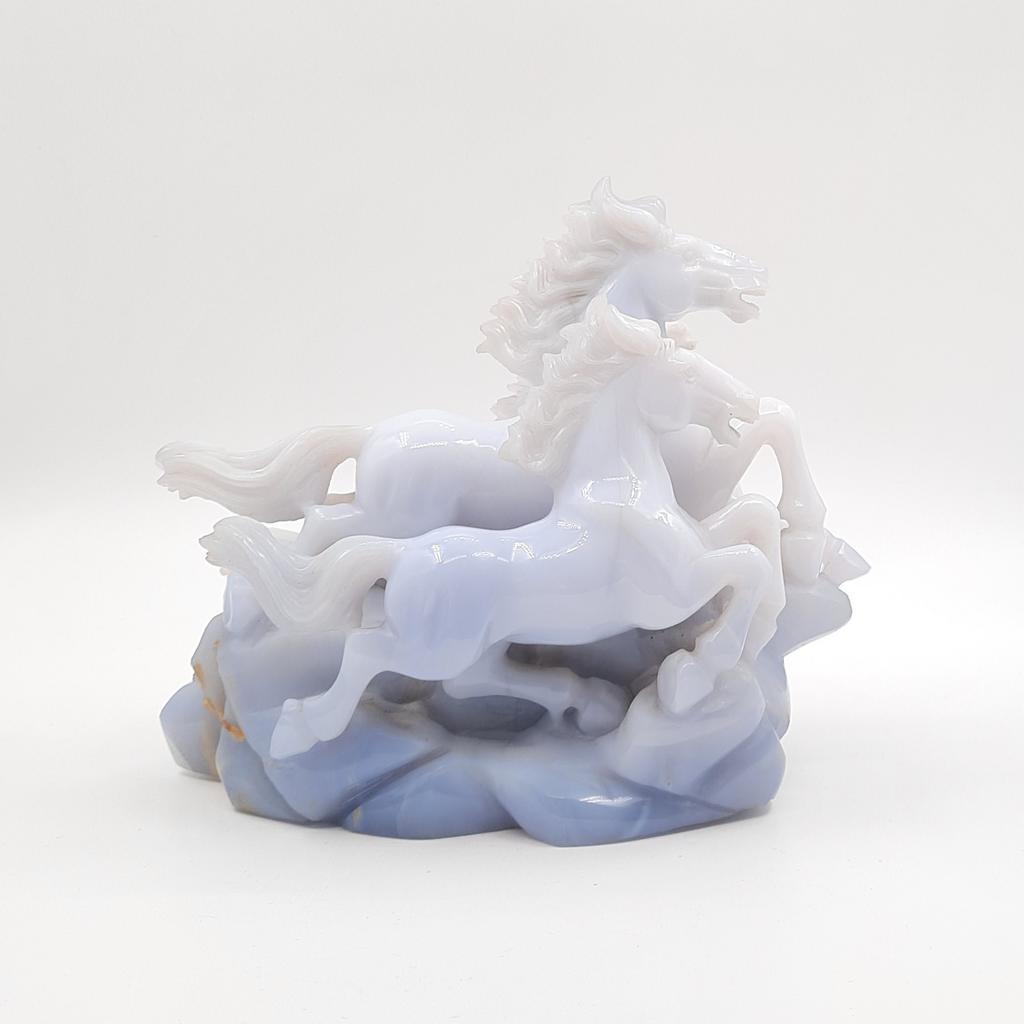 Скульптура "Кони", голубой халцедон