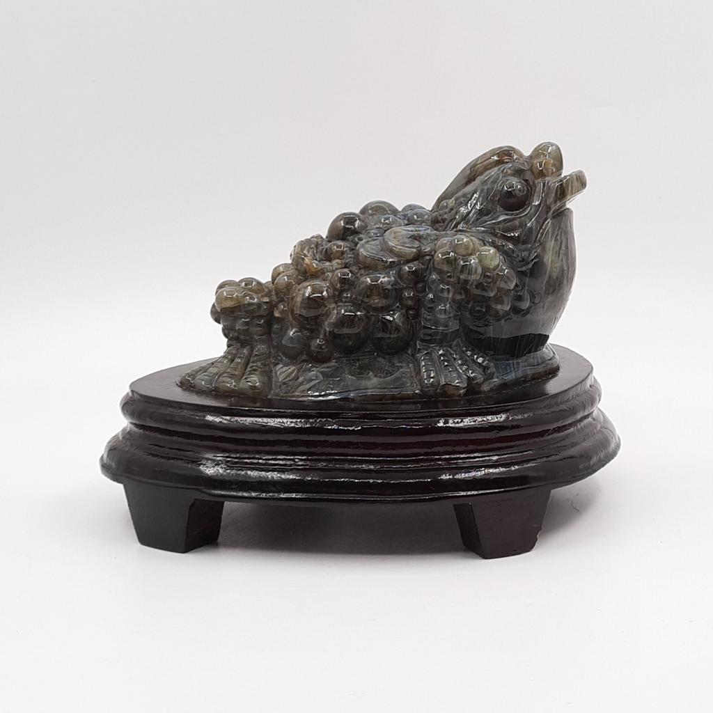 Скульптура "Лягушка трёхлапая", лабрадорит