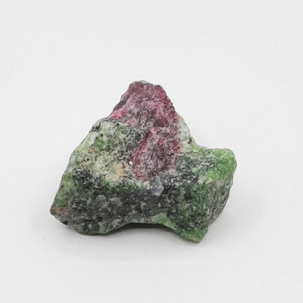 Корунд красный в цоизите, Индия