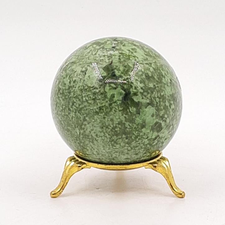 Шар, гроссулярит-зелёный гранат