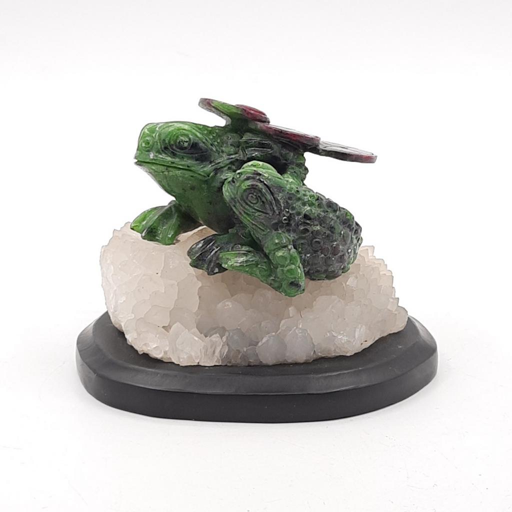 Скульптура "Лягушки", корунд красный в цоизите