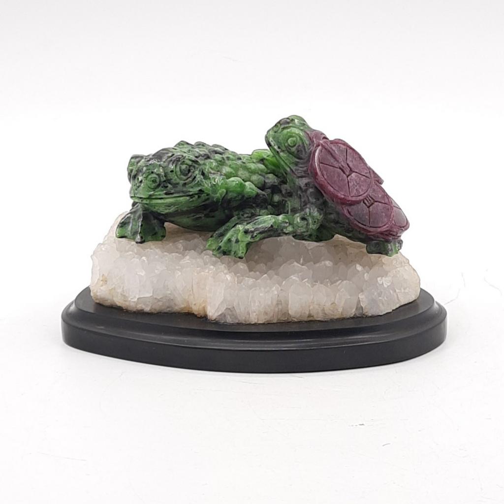 Скульптура "Лягушки", корунд красный в цоизите