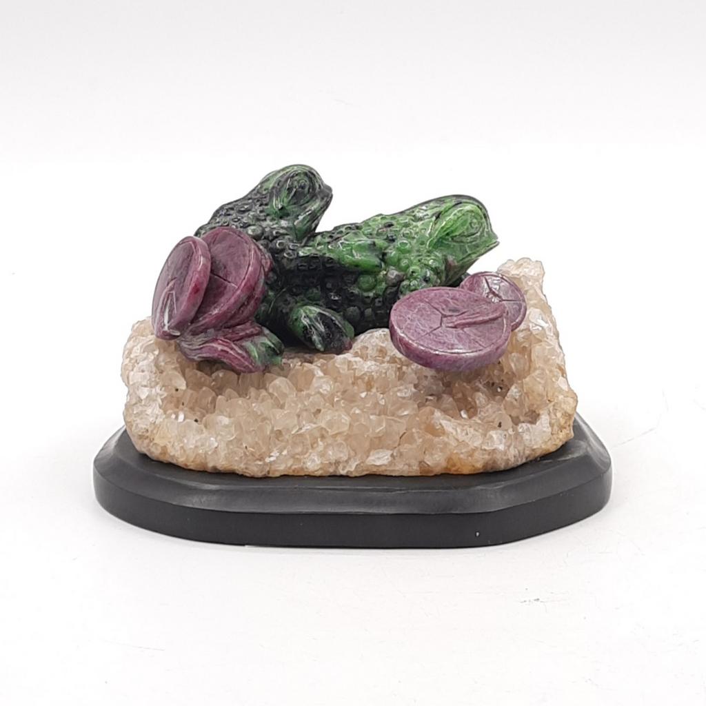 Скульптура "Лягушки", корунд красный в цоизите