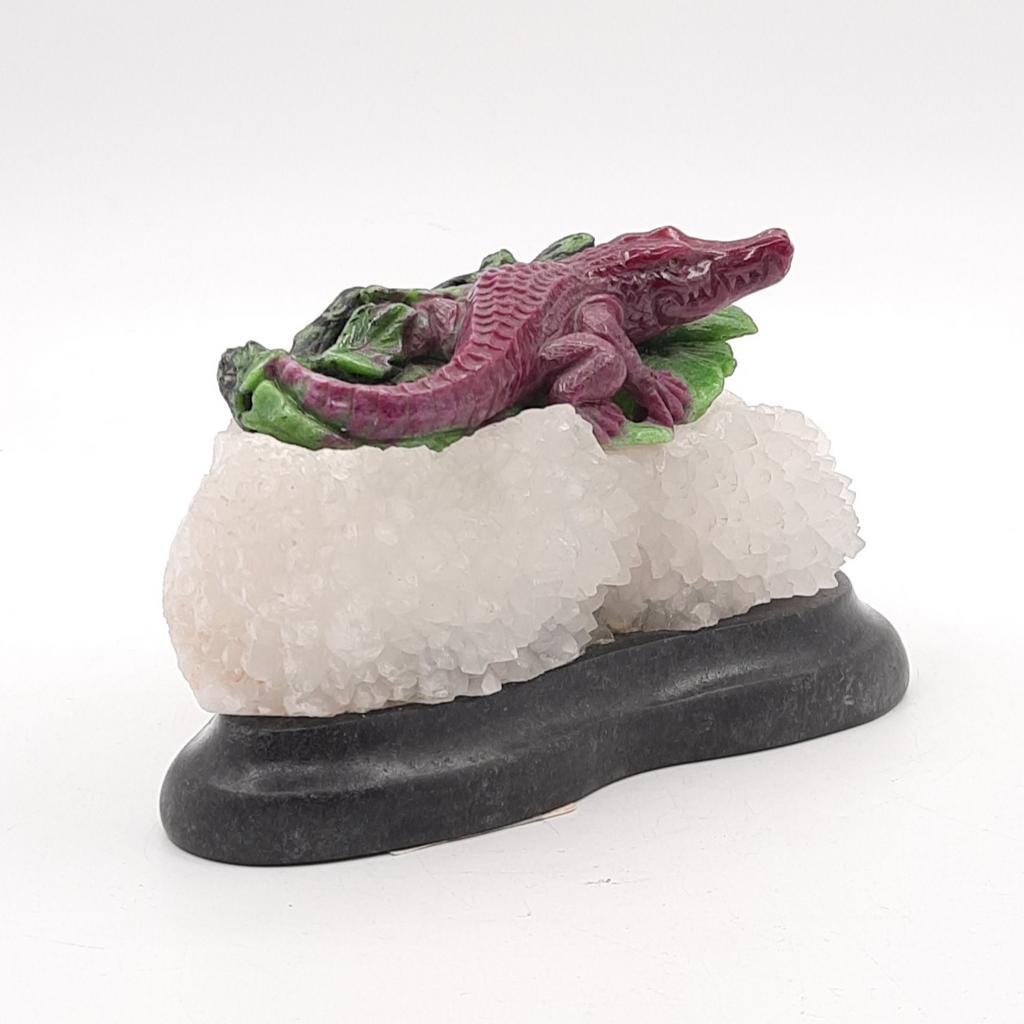 Скульптура "Крокодил", корунд красный в цоизите