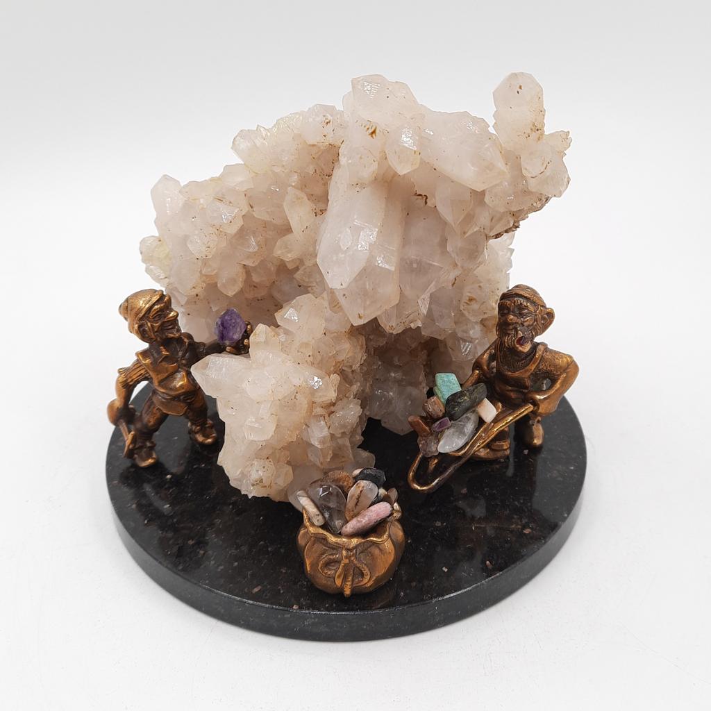 Композиция "Гномы с друзой кварца"