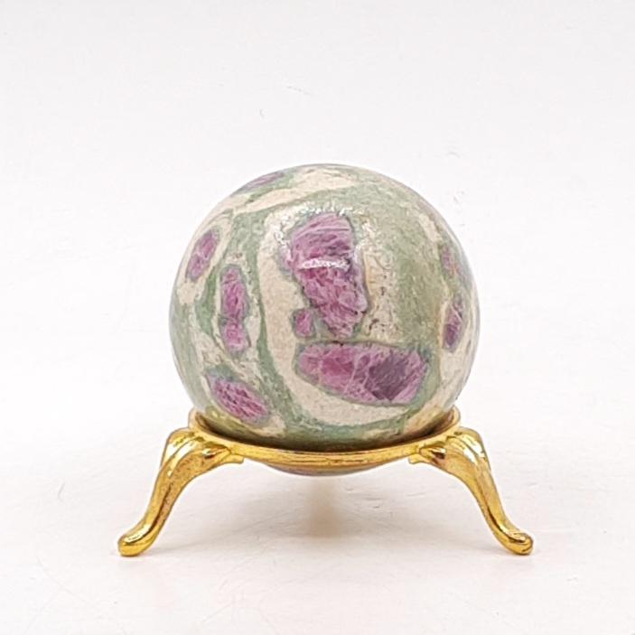 Шар, корунд красный в цоизите