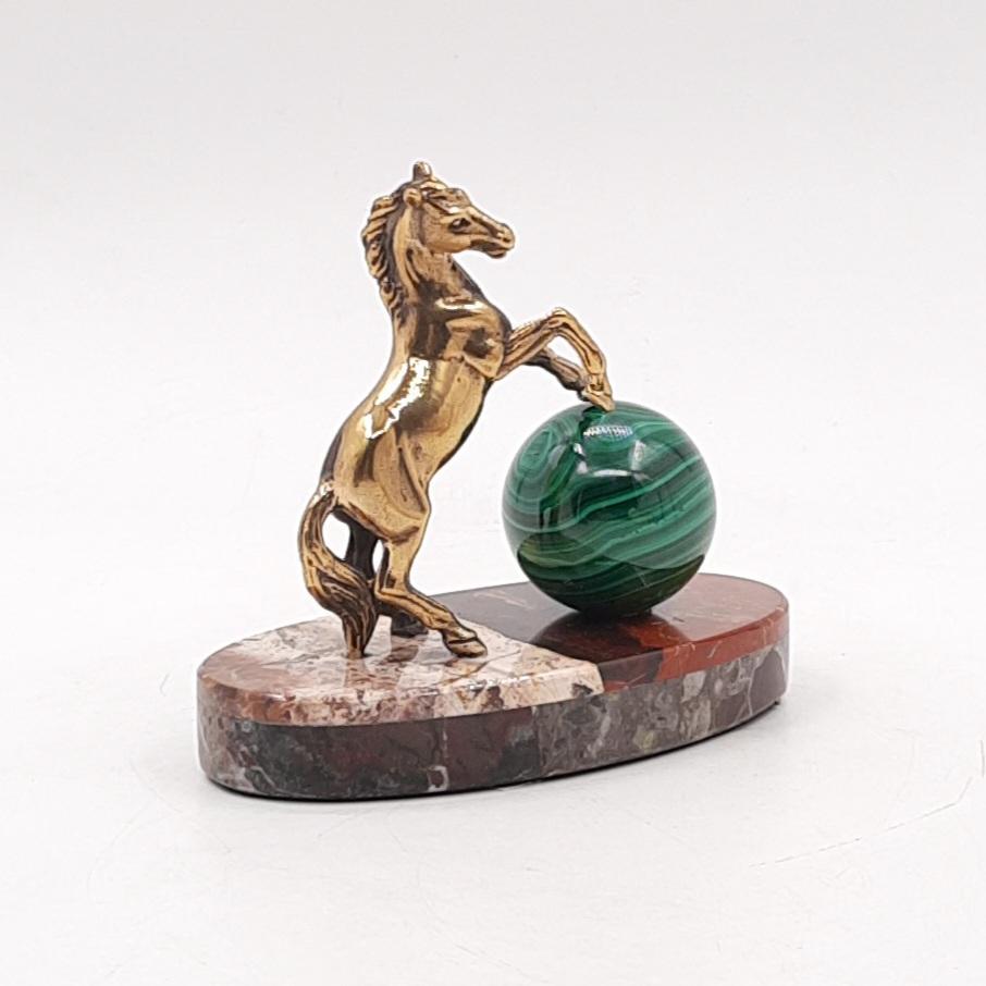 Композиция "Конь с шаром"