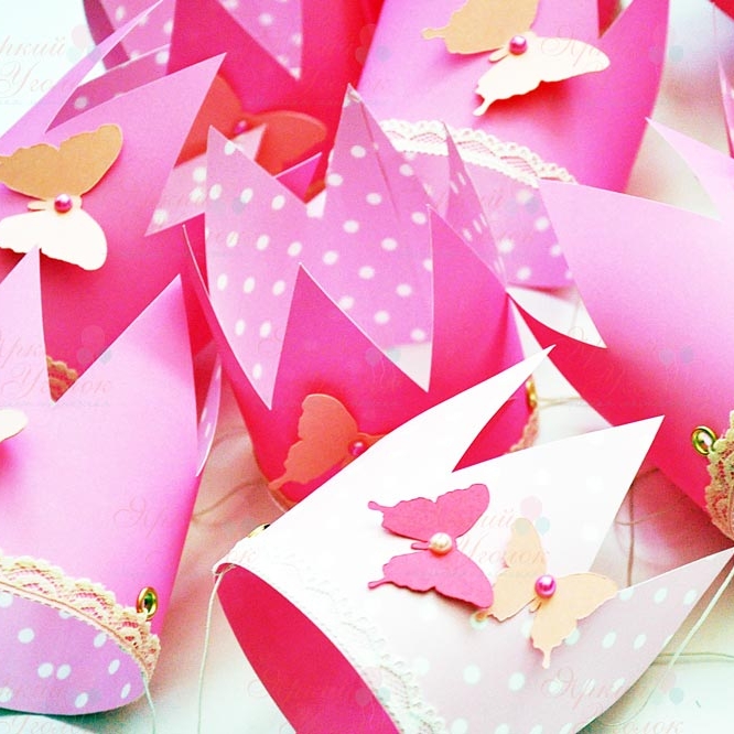 Короны малиновые с объемным декором Бабочки и кружевом