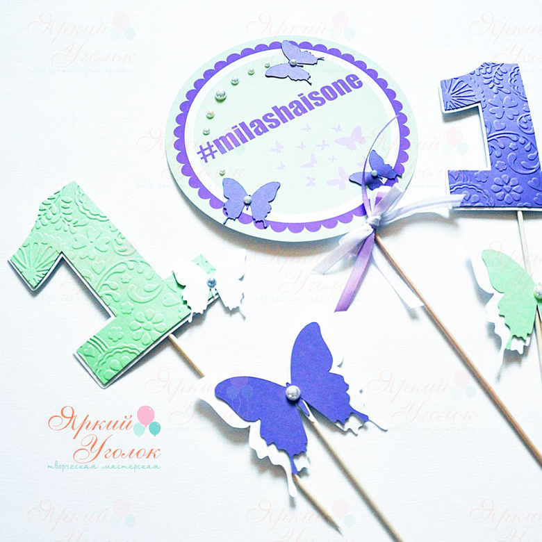 Круглая табличка на палочке с надпиью и объемным декором