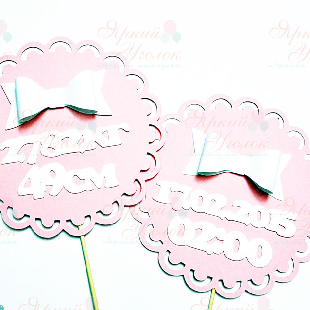 Табличка с метрикой из отдельно вырезанных элементов и декором Бантик