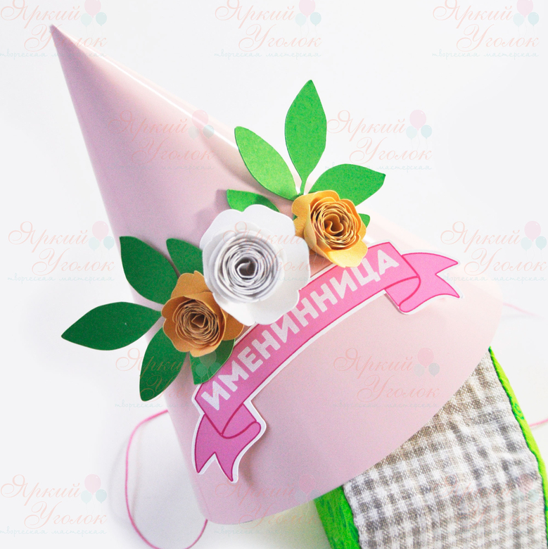 Колпачок с объемными цветами и надписью