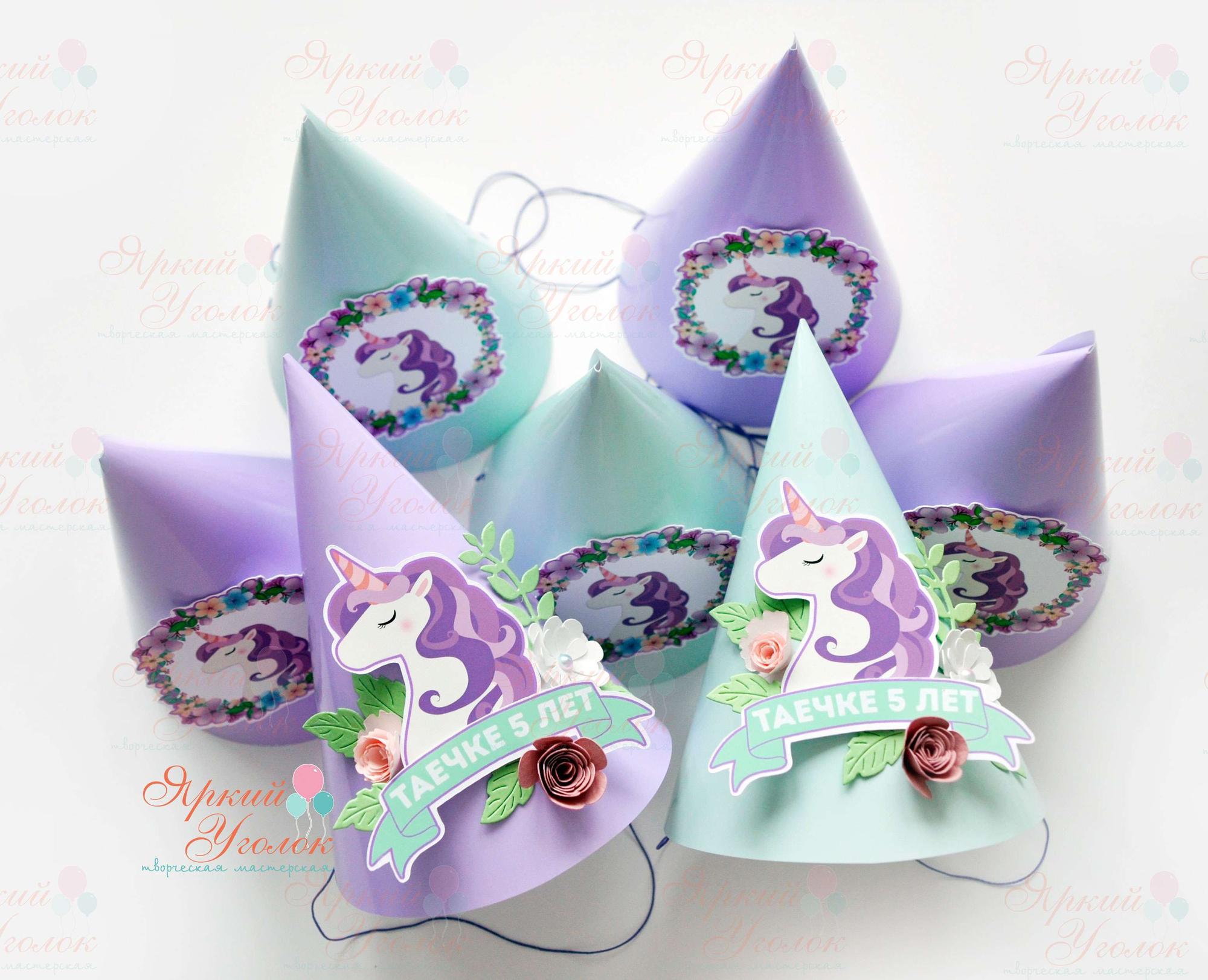 Колпачок со сложным объемным декором: цветами, единорогом и надписью
