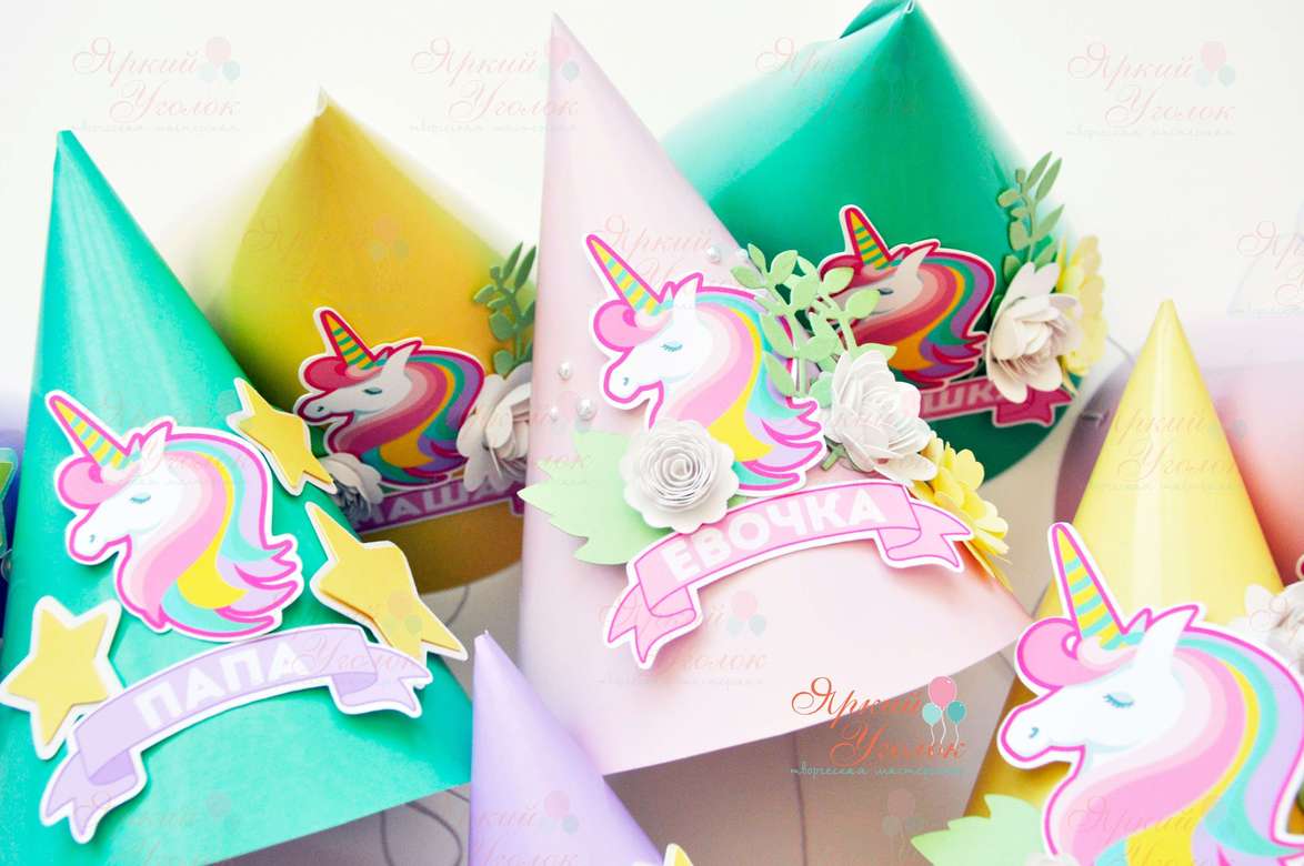 Колпачок с объемными цветами, единорогом, цветами, звездами и надписью