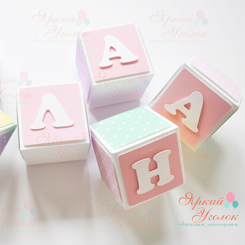 Кубики с объемными буквами и декором