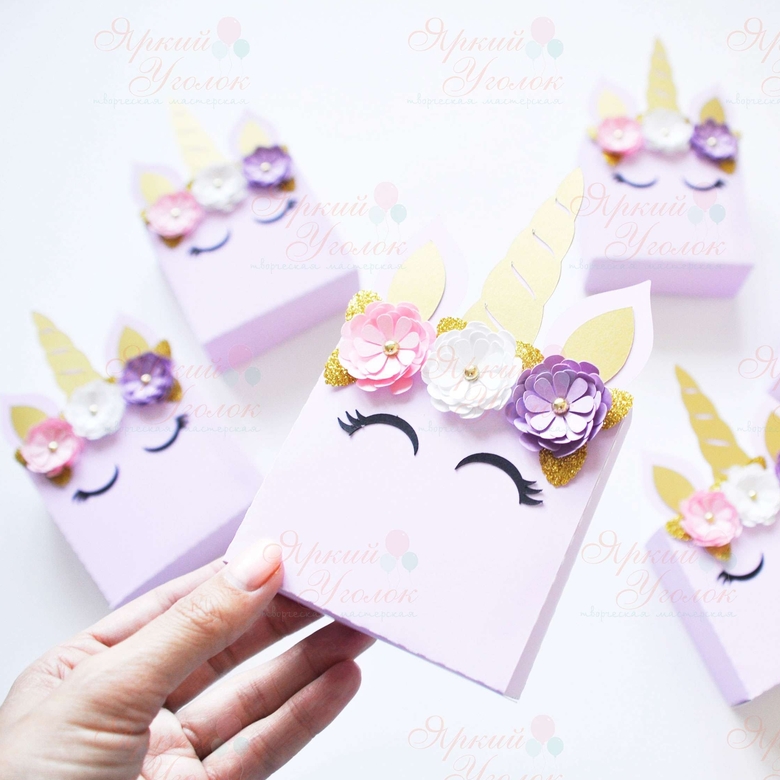 Бонбоньерка с рогом и объемными цветами