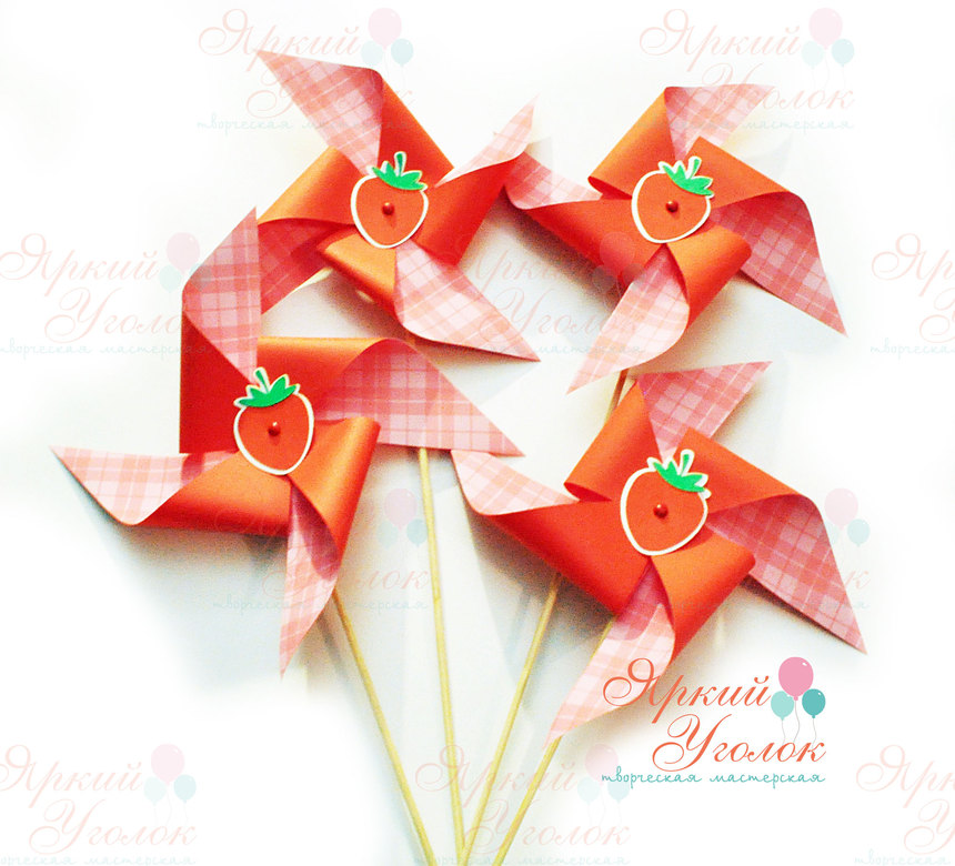 Декоративные вертушки с клубничками