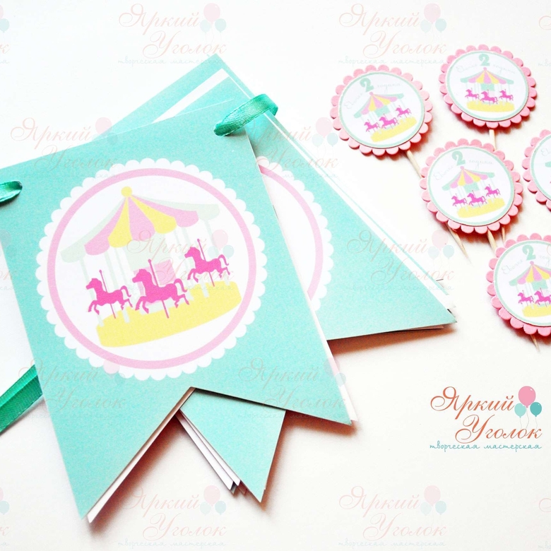 Гирлянда флажки с двумя углами с напечатанными буквами и картинками "Лошадки"