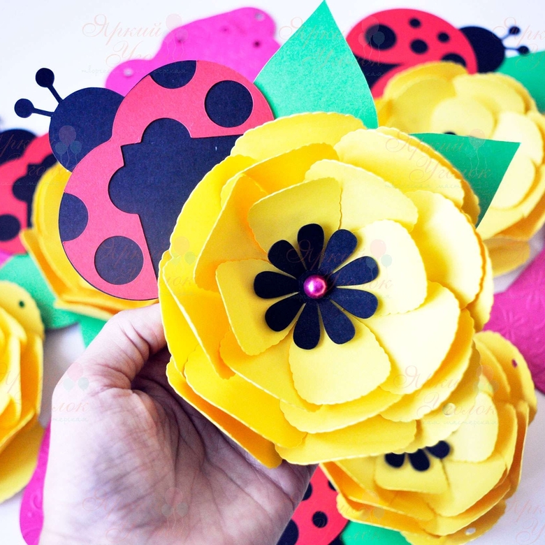 Гирлянда буквы с тиснением и объемным декором "Цветы и божьи коровки"