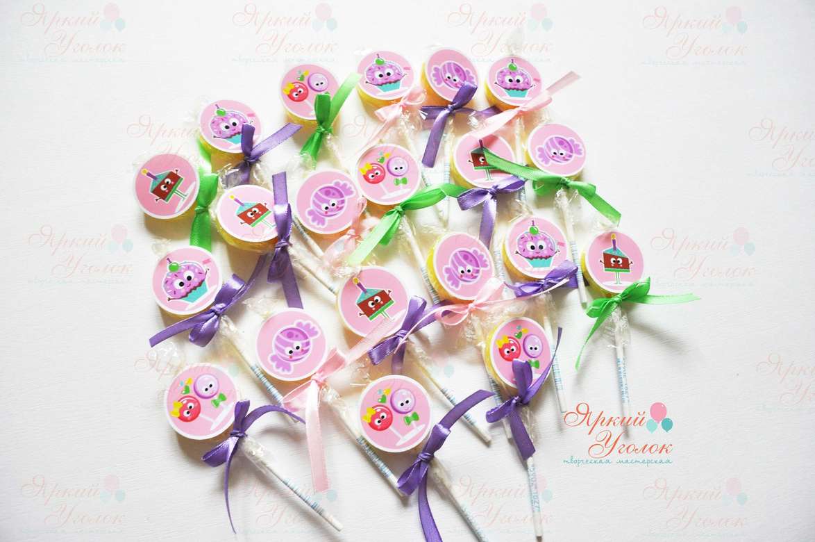 Наклейки круглые для леденцов "Конфетки и пироженки"