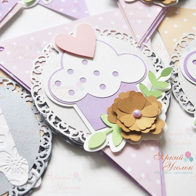 Гирлянда флажки треугольные с объемным декором, с ажурной подложкой и буквами "Пироженки"