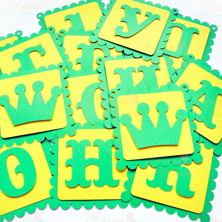 Гирлянда ажурные квадраты многослойная с коронами