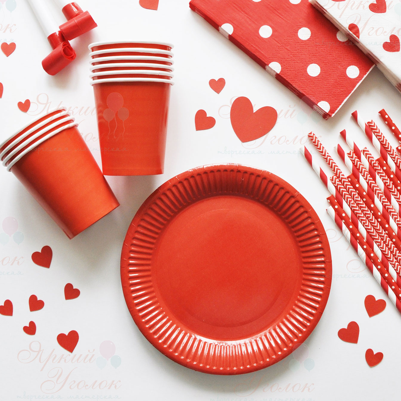 Бумажные тарелки красные