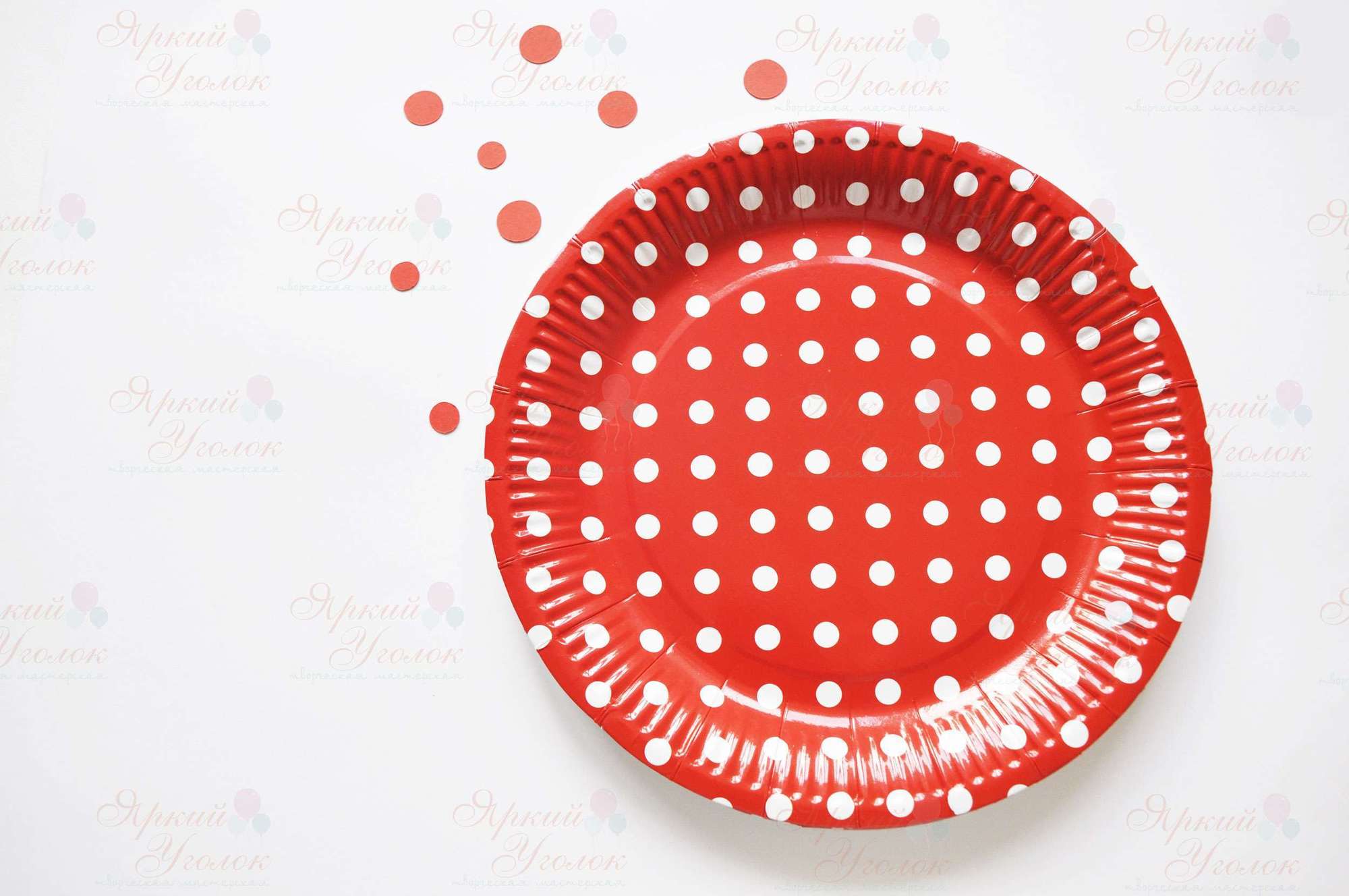 Бумажные большие тарелки красные в горох