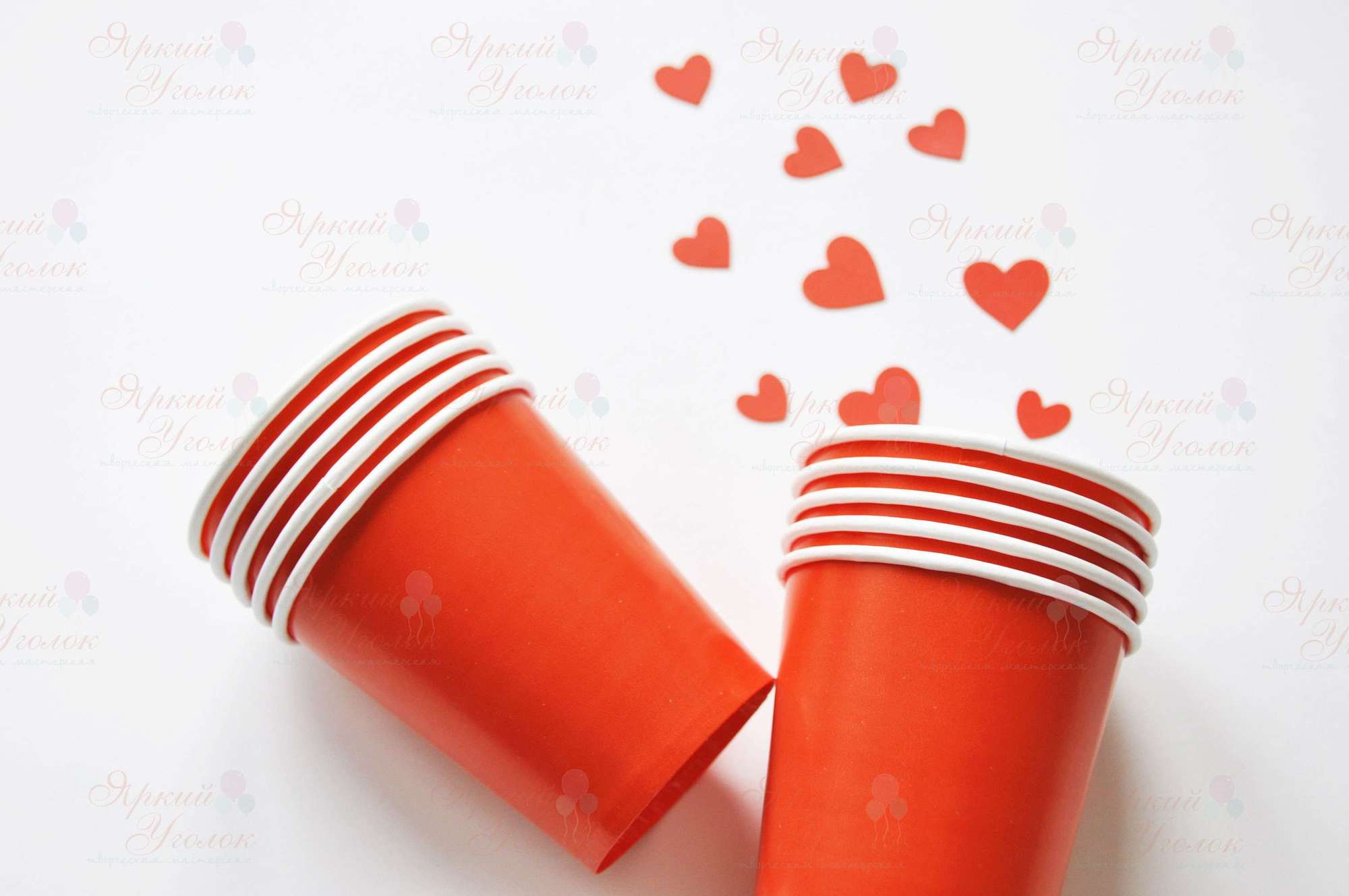 Бумажные стаканчики красные