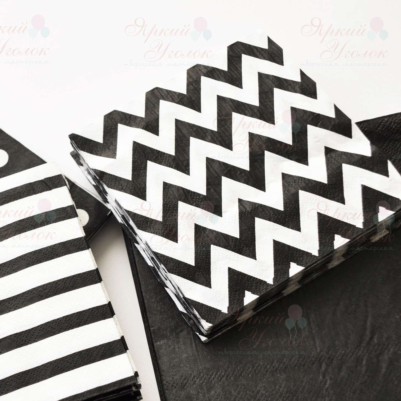 Бумажные салфетки (маленькие) черные с рисунком - зигзаг
