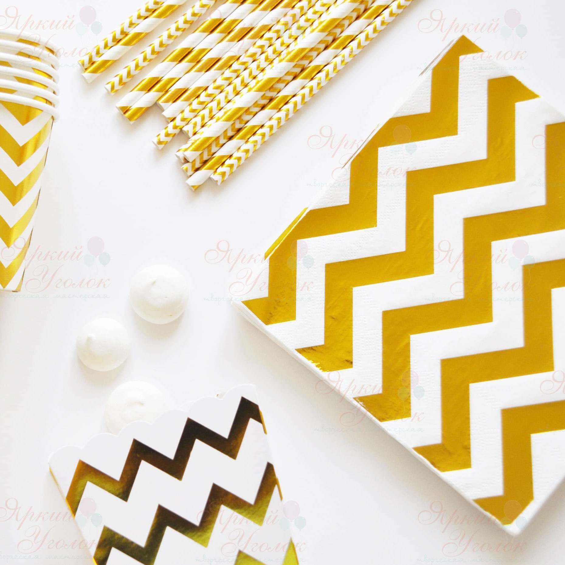 Бумажные салфетки (большие) белые с рисунком - золотой зигзаг