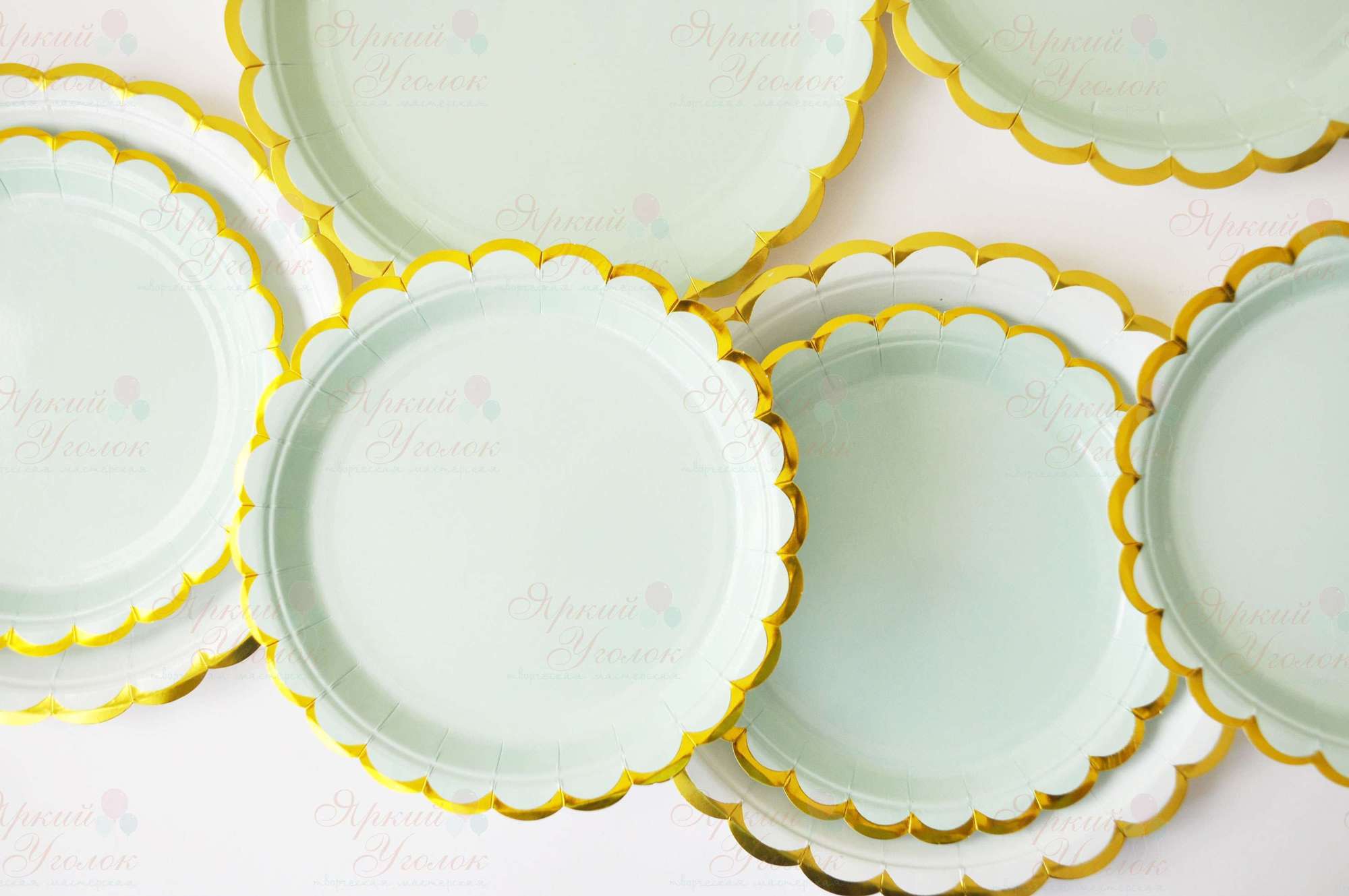 Бумажные тарелки ажурные мятные с золотым тиснением
