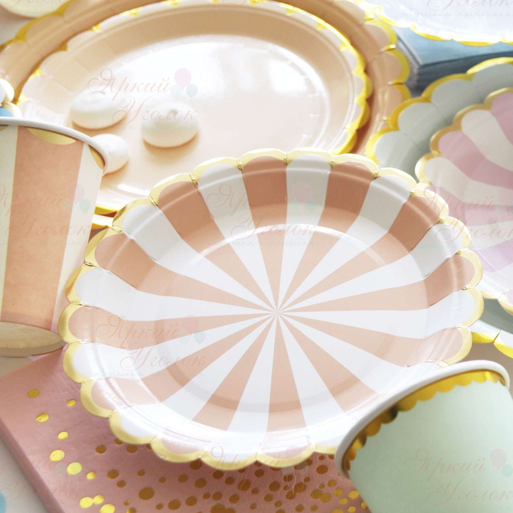 Бумажные тарелки ажурные светло-персиковые с золотым тиснением, полоска