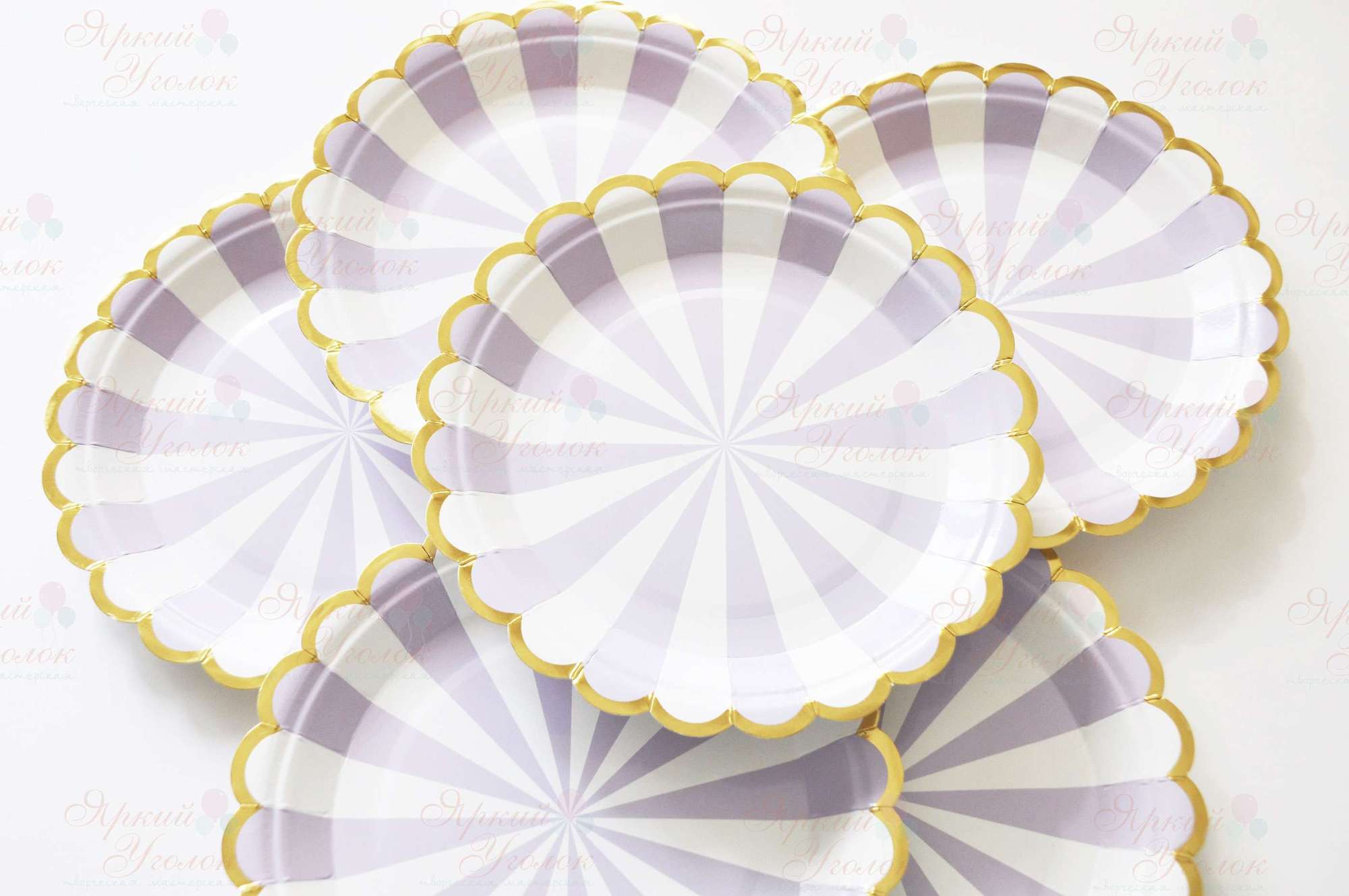 Бумажные тарелки ажурные фиолетовые с золотым тиснением, полоска
