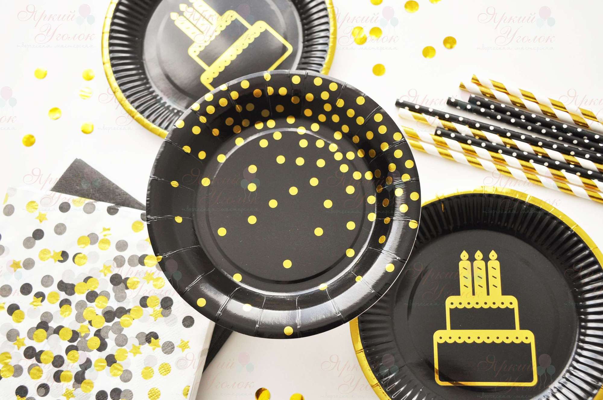 Бумажные тарелки черные с рисунком - золотое конфетти