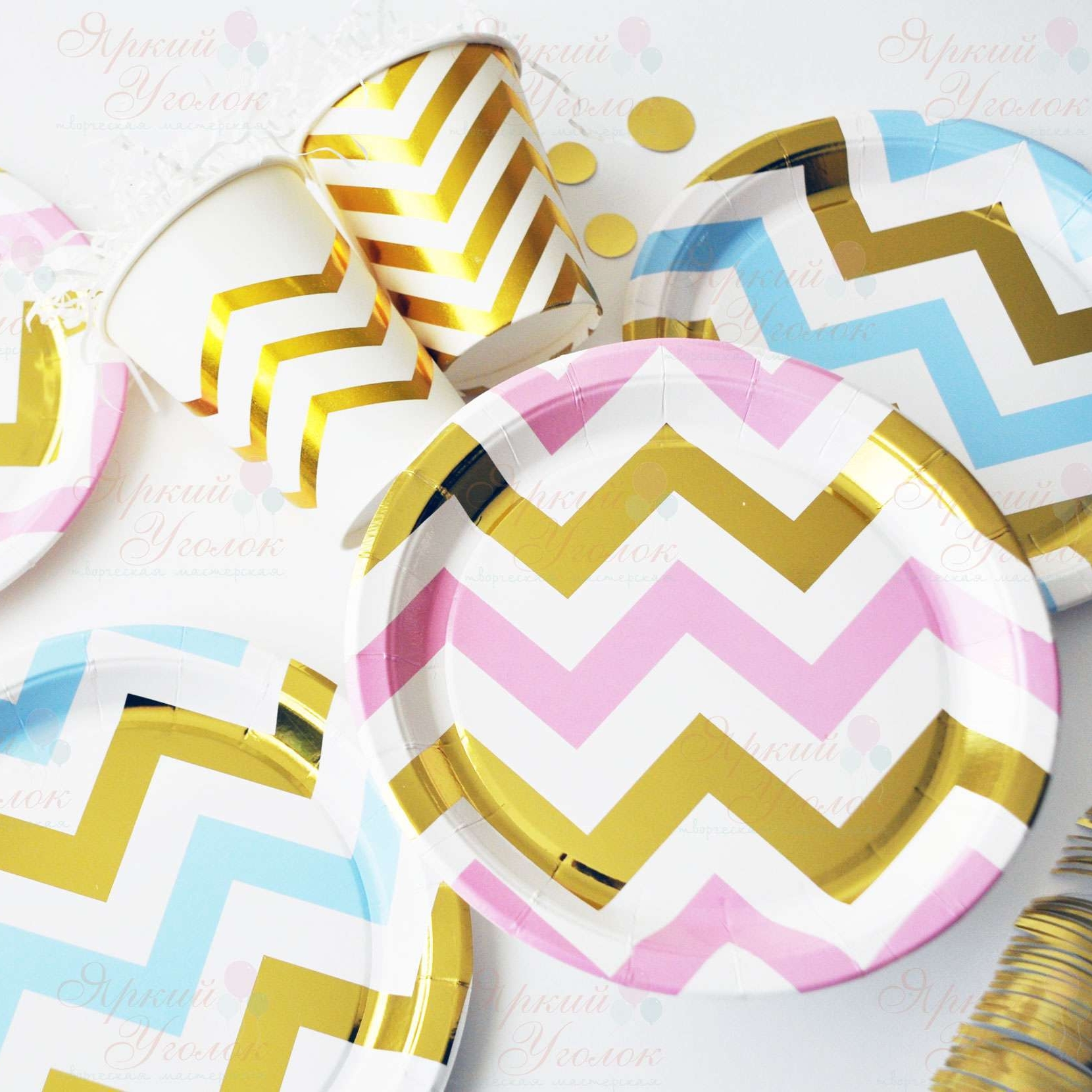 Бумажные тарелки розовые с рисунком - золотой зигзаг