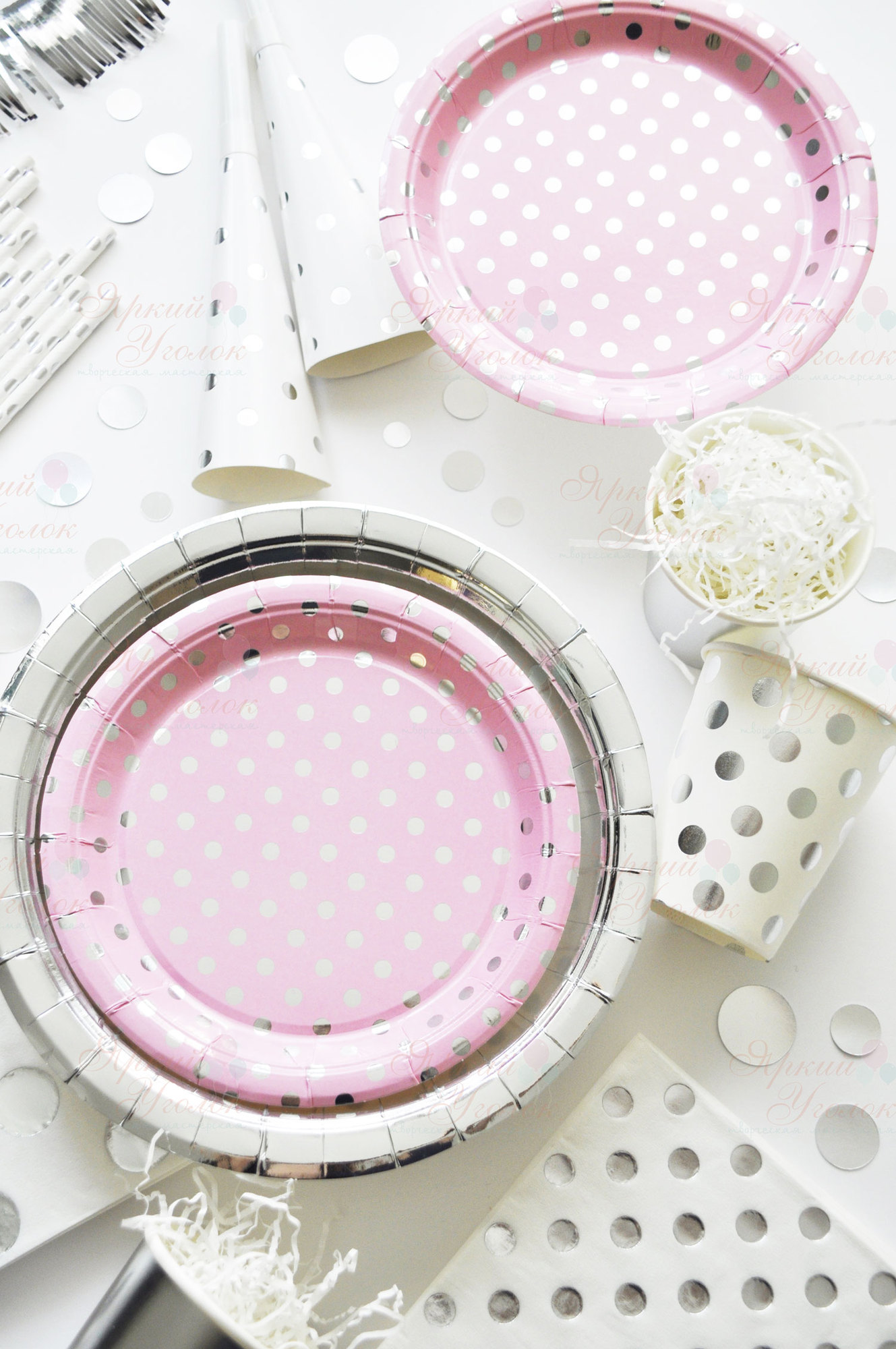 Бумажные тарелки розовые с рисунком - серебряный горох