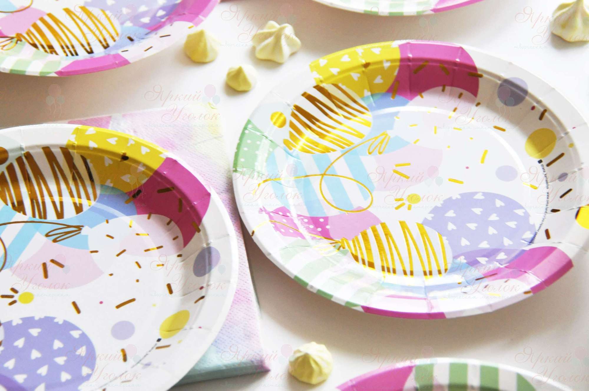 Бумажные цветные тарелки с рисунком - золотые шары