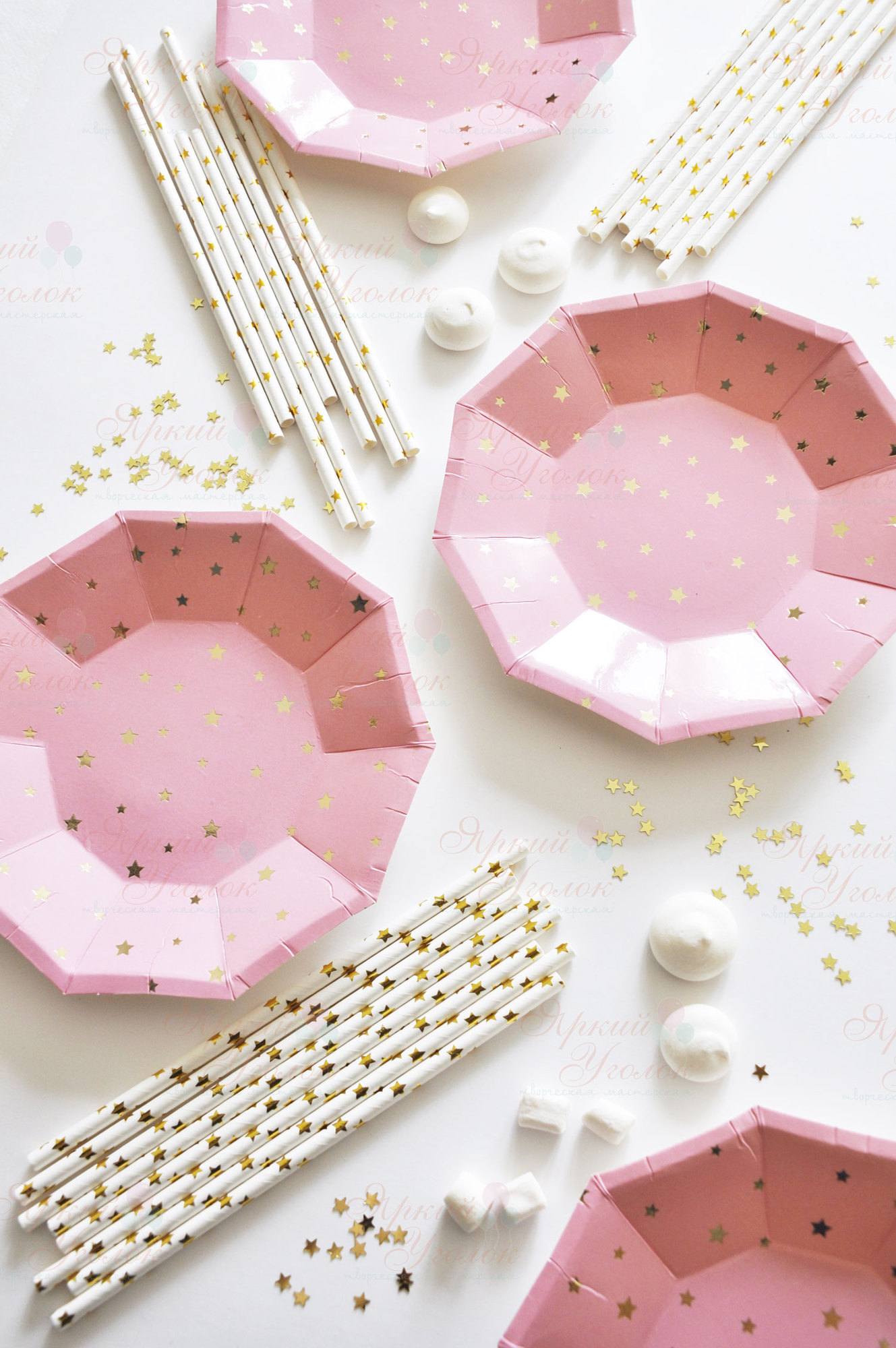 Бумажные тарелки розовые с тиснением с золотым рисунком - звезды