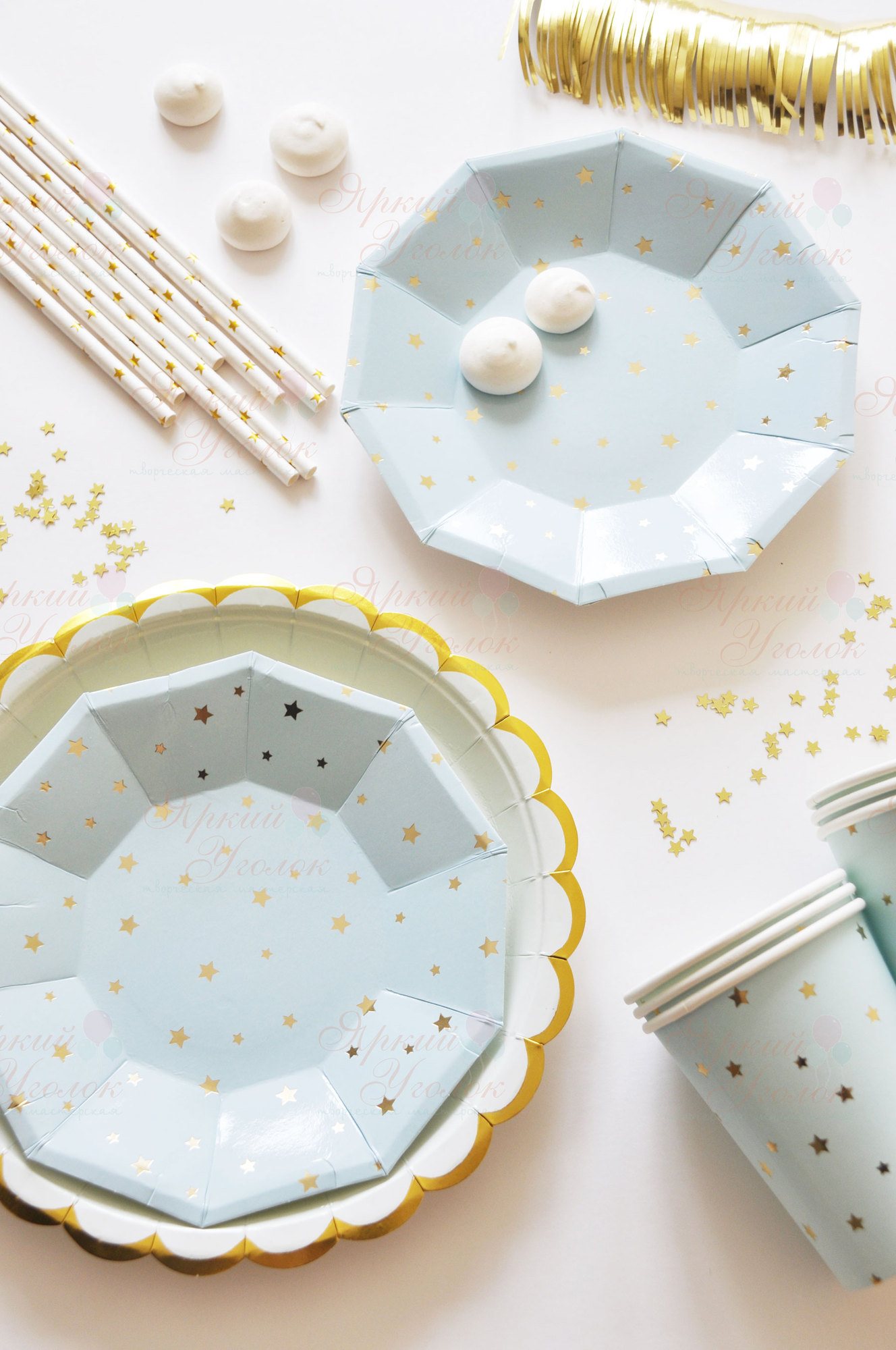 Бумажные тарелки голубые с тиснением с золотым рисунком - звезды