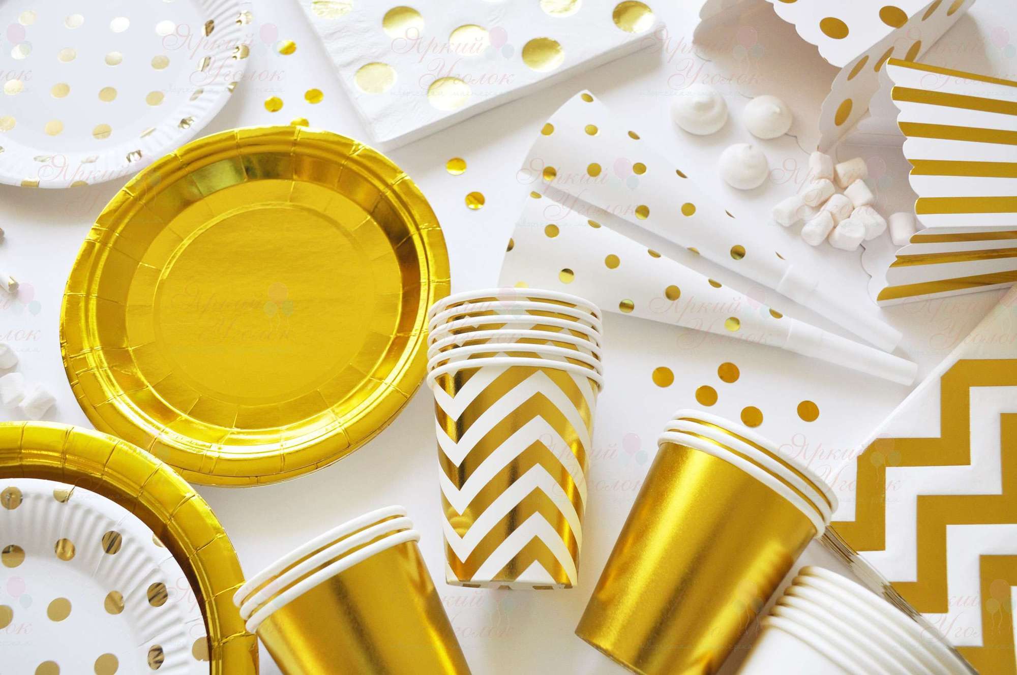 Бумажные стаканчики белые с рисунком - золотой зигзаг