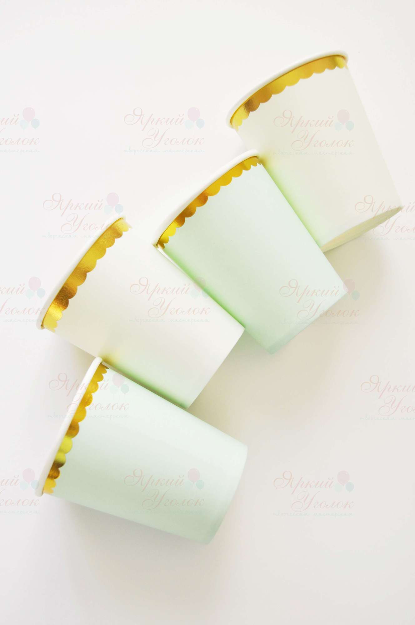 Бумажные стаканчики мятные с золотым тиснением