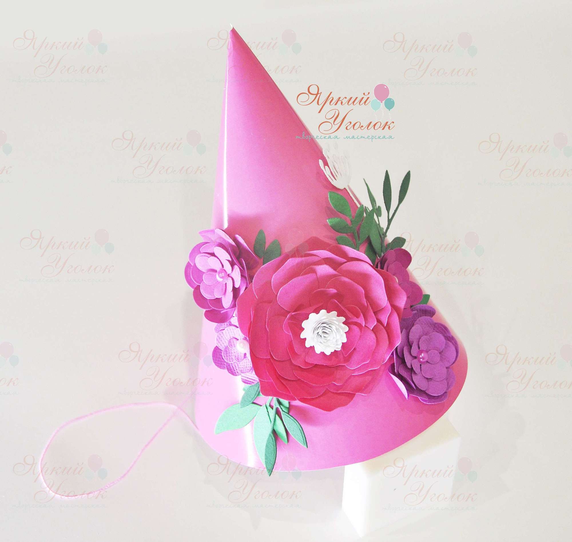 Колпачок со сложным декором - с объемными цветами